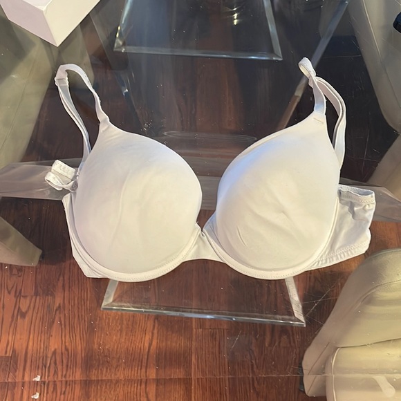 Pink Victoria’s Secret padded wire white bra 34 d - Picture 1 of 4